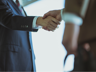 握手するビジネスマン