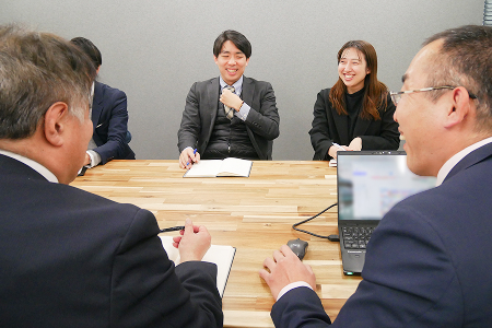 スタッフの勤務風景