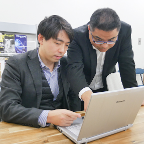 スタッフの勤務風景