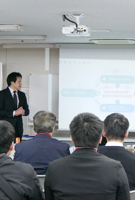 スタッフの勤務風景